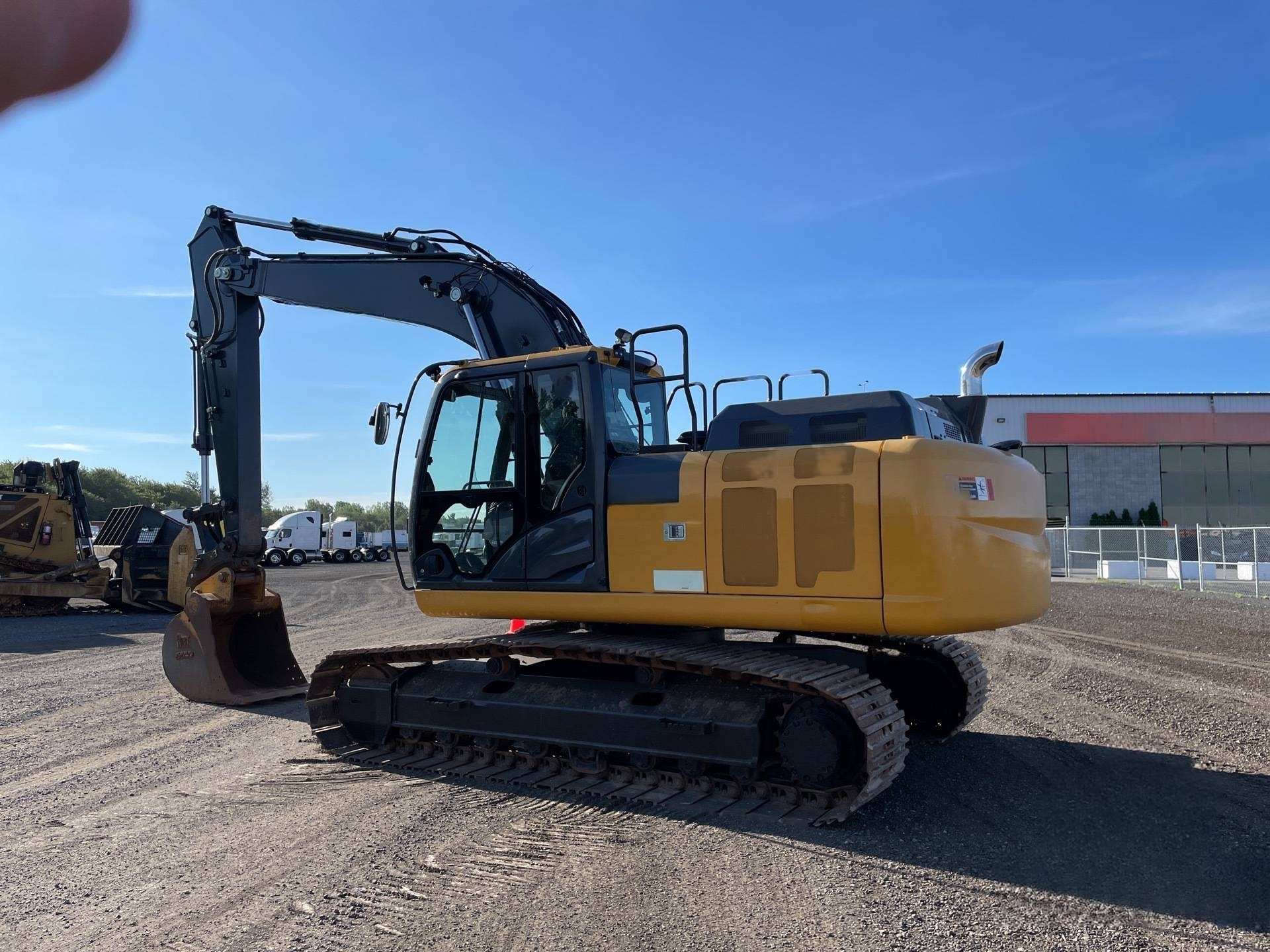 2018 John Deere 210G Hydraulic Excavator - Side.jpg