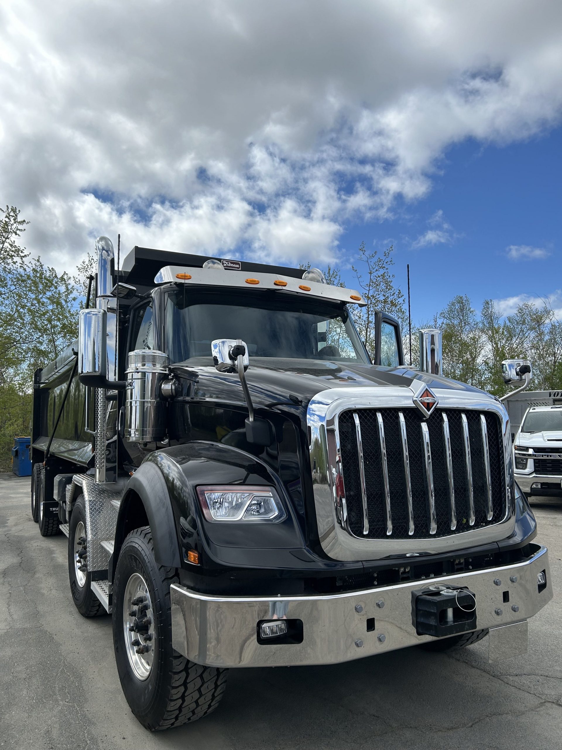 2023 International hx620 Twin steer with bibeau steel - Front (3).jpeg