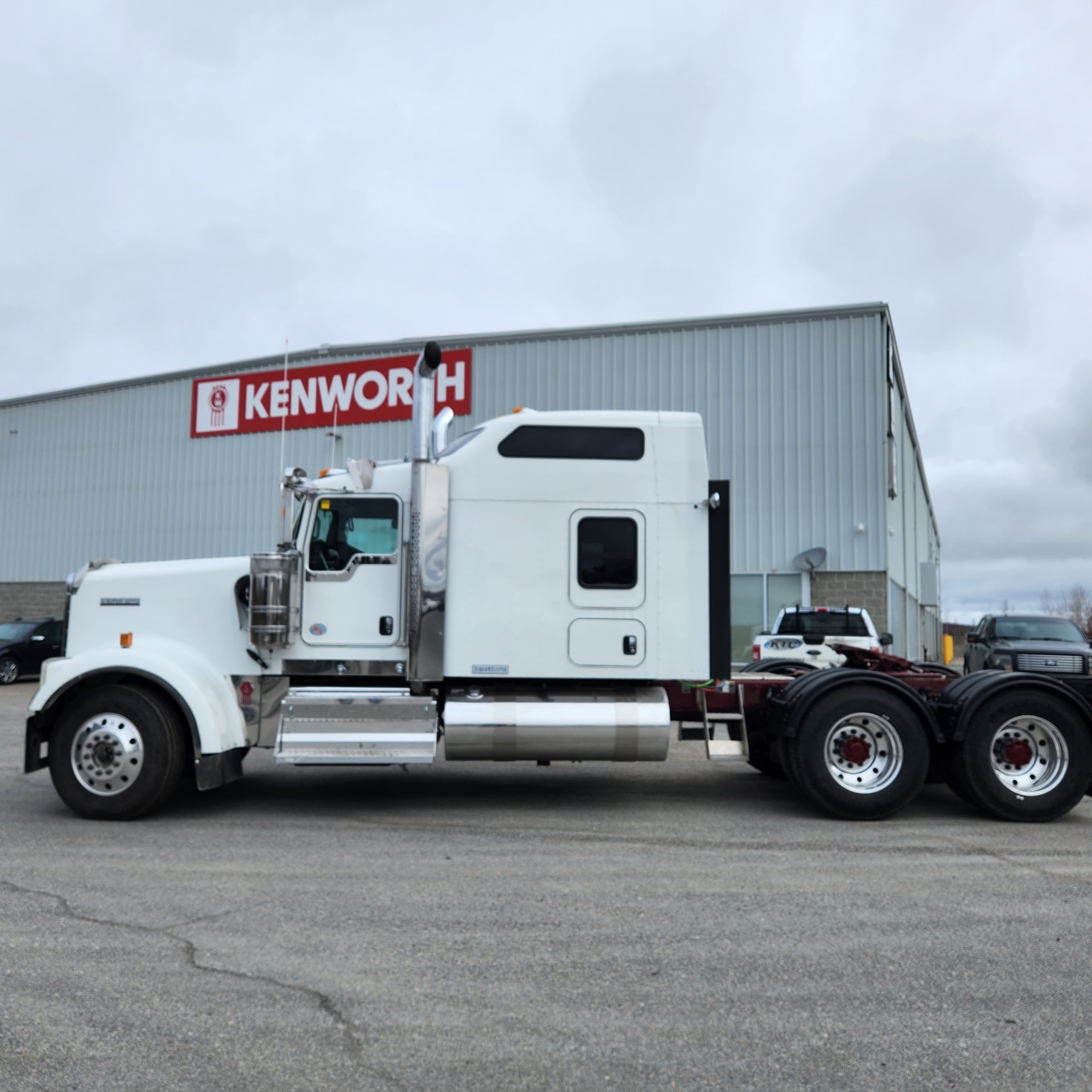 2024 Kenworth W900L Studio I2962 Eagle Equipment