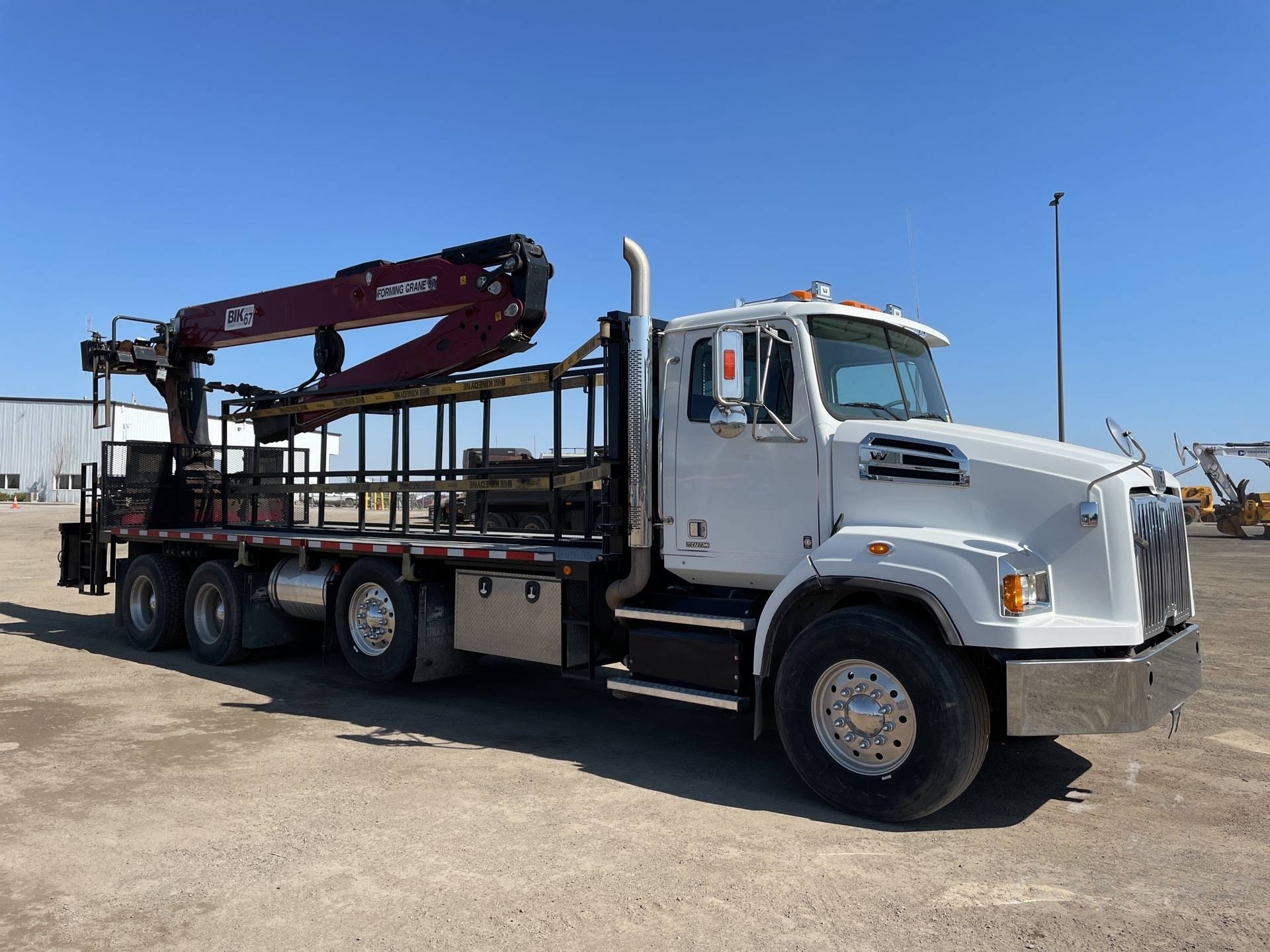 2019 WS 4700 sb cc with steerling lift deck boom - Front.jpeg