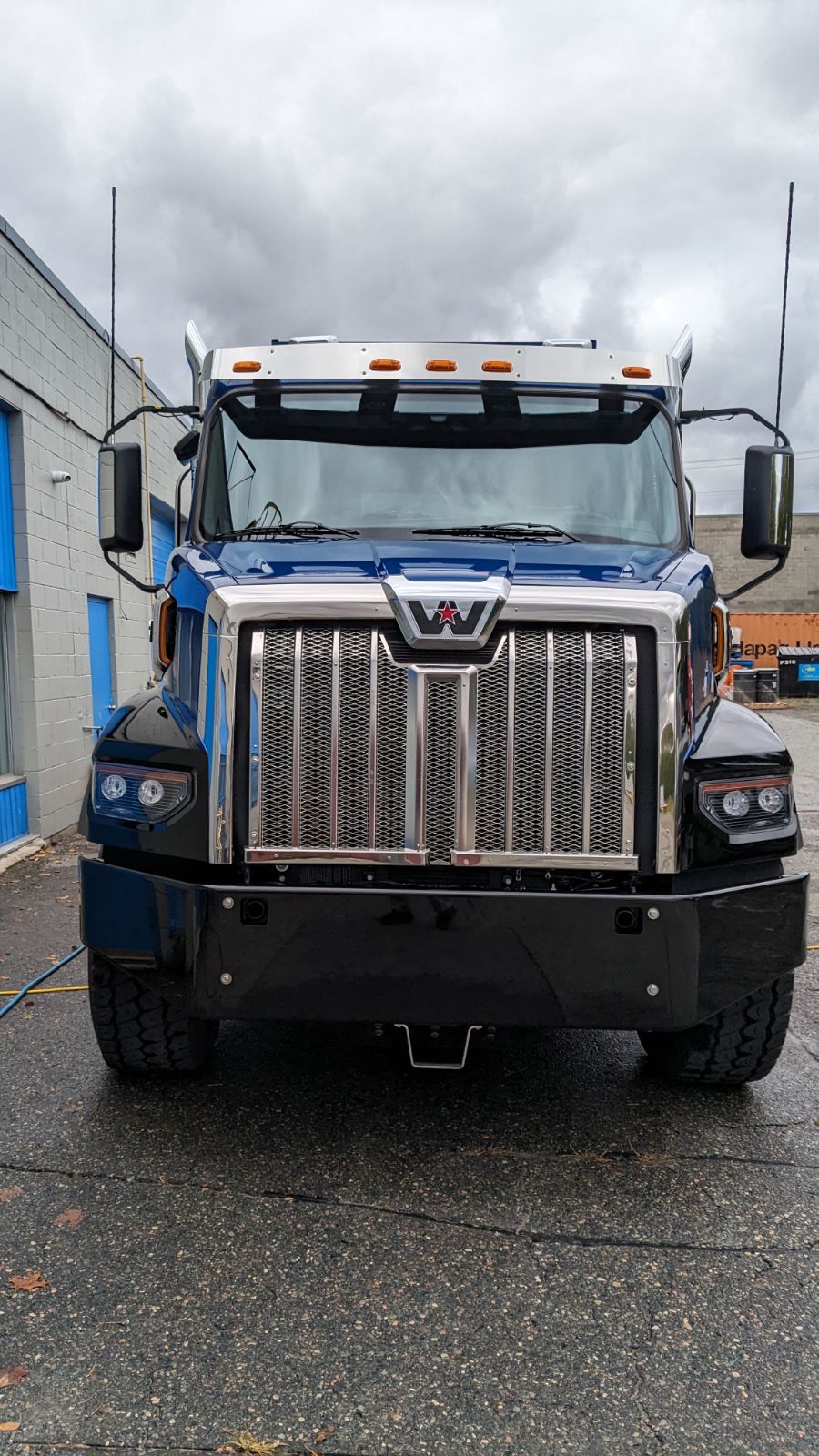 2024 Western Star 47X Tri-Axle Tractor - Grill.jpg