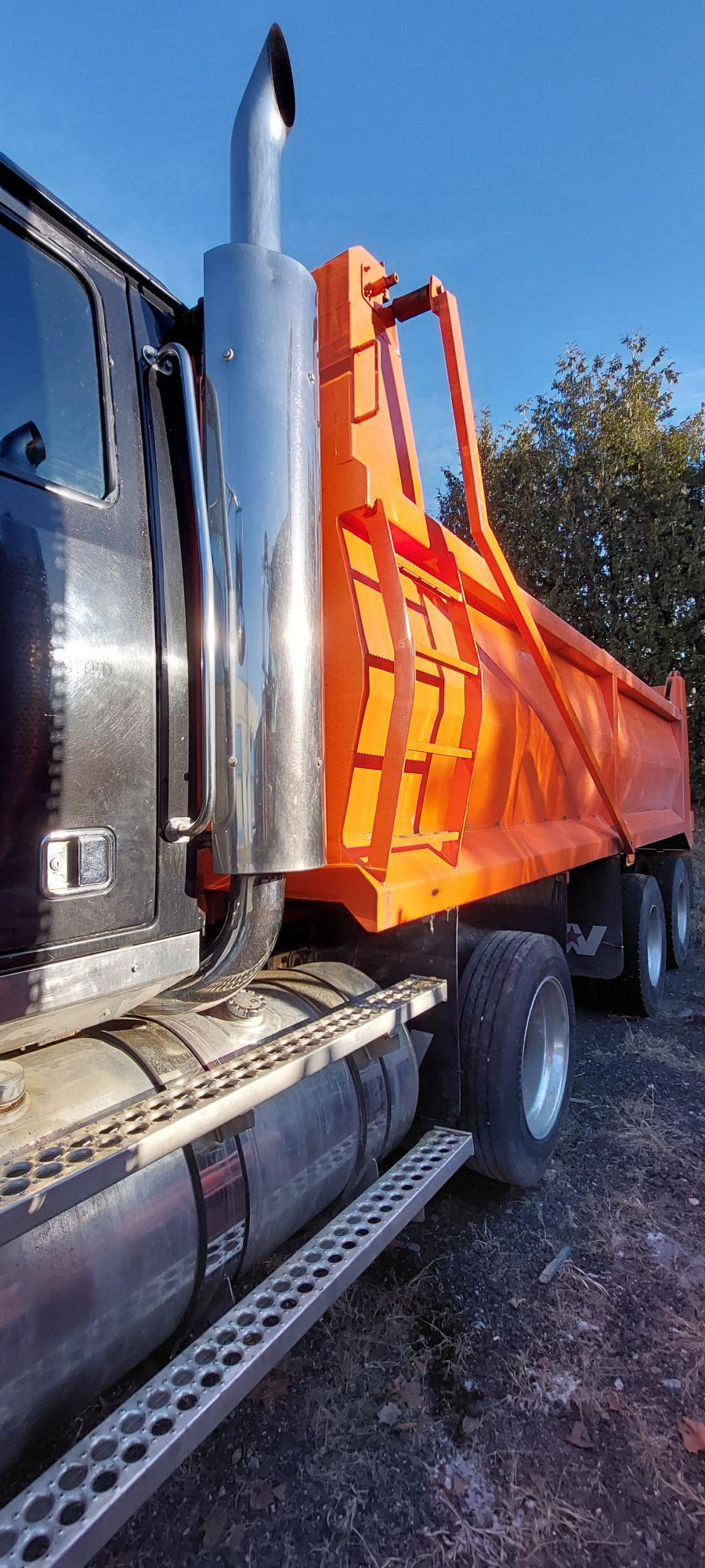 2007 Western Star 4900 Dump Truck - Close Side.jpg