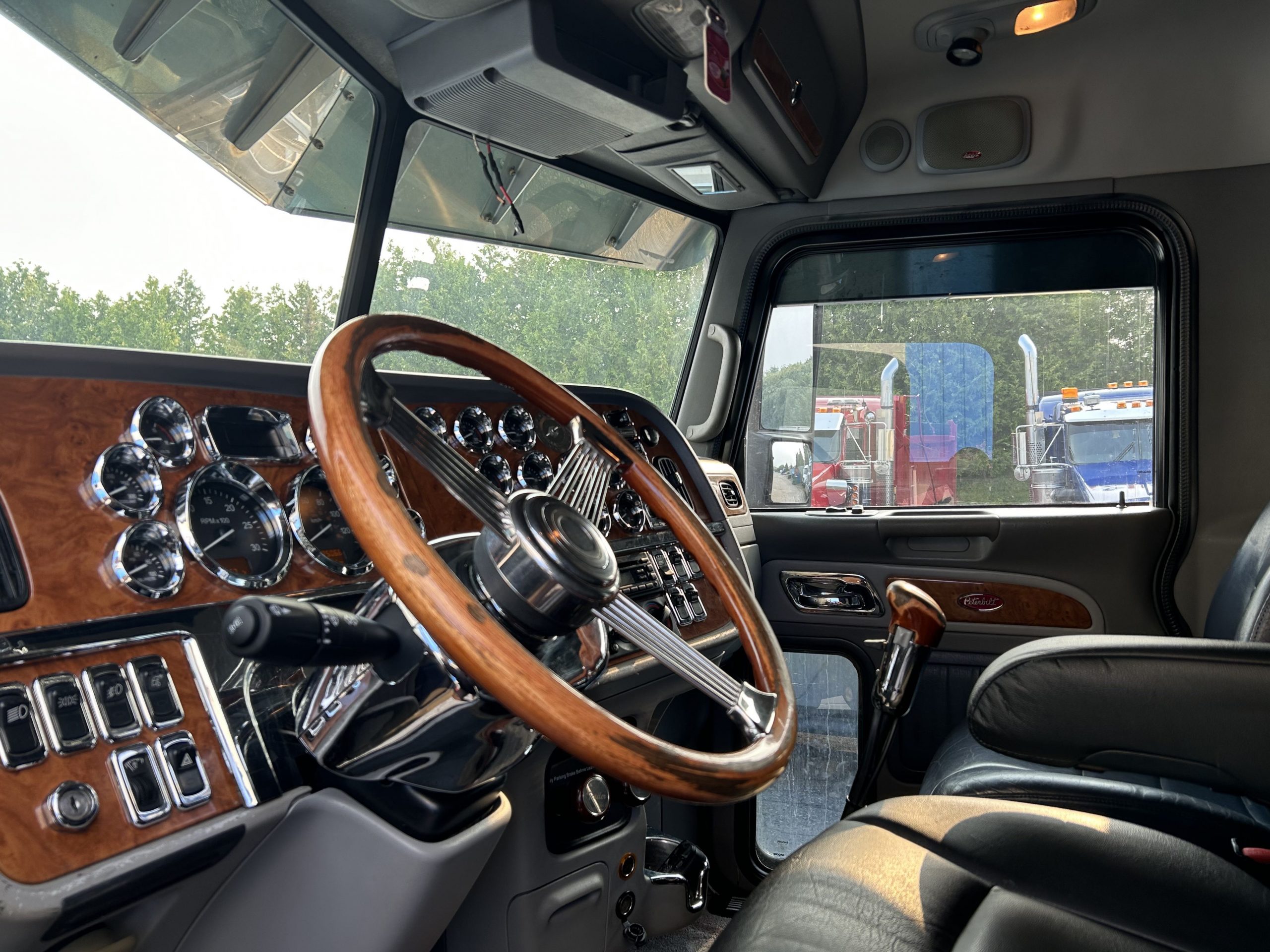 2006 Peterbilt 379 - Dash.jpeg