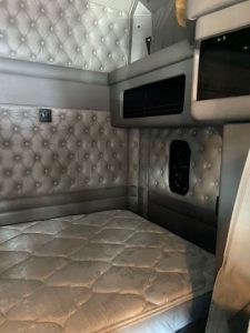 2018 Kenworth T800 Heavy Spec Truck - 3WKDDP9X7JF995041 - Bunk 1.jpg