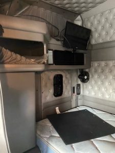 2018 Kenworth T800 Heavy Spec Truck - 3WKDDP9X7JF995041 - Bunk 2.jpg