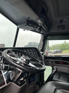 2017 Peterbilt 389 - I-3225 - Driver Seat.jpeg